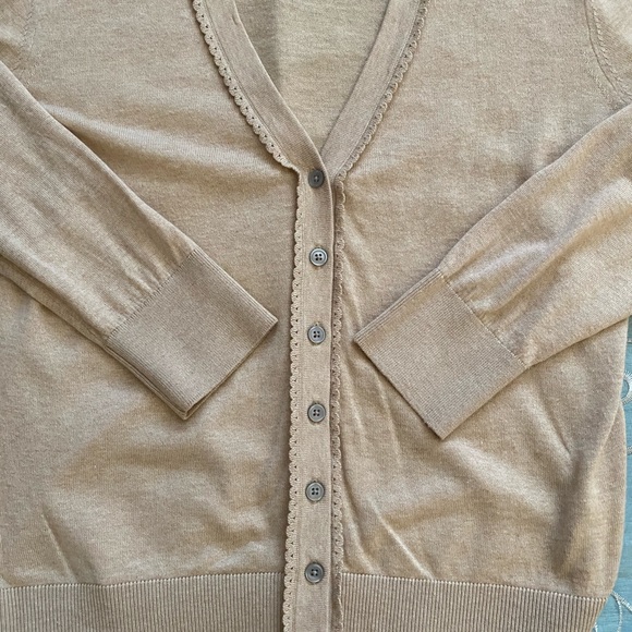 Banana Republic oatmeal colored V-neck cardigan size small w crochet trim - Picture 5 of 8